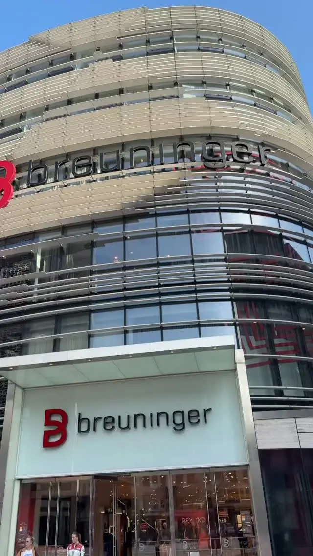 Luxus. Vermächtnis. Leben auf der Überholspur.

Heute war ein Fotocall am Kö-Bogen mit @constantin_brabus und @mili.brabus zum Serienstart von „BRABUS: ONE SECOND WOW“ (jetzt neu bei Amazon Prime).
Die neue Serie gibt exklusive Einblicke hinter die Kulissen von BRABUS und begleitet das Power-Couple zwischen Family Business, Markenwelt und High Performance.

Und es geht weiter:
Am Samstag, 28.02., von 11:00–16:00 Uhr sind weitere BRABUS Fahrzeuge live am Kö-Bogen zu erleben.
Kommt vorbei und mit etwas Glück könnt ihr sogar einen BRABUS Smart gewinnen.✨
 
#kölicious #köbogen #köbogendüsseldorf #artinvestrealestate #Brabus