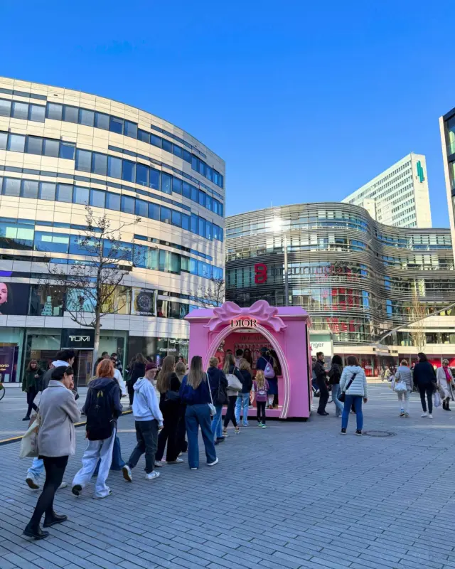 🌸 Entdecken, Staunen, Genießen

Am Kö-Bogen direkt an der Königsallee gibt es immer etwas für die Sinne. Am Wochenende verzauberte ein temporärer rosafarbener Dior Pop-up mit traumhafter Kulisse. Besucher konnten Dior Beauty Produkte testen, Make-up-Beratung erhalten, Fotos in der blumigen Kulisse machen und sich über kleine Goodies und Samples freuen.
 
#köbogen #kölicious #artinvestrealestate #düsseldorf #discoverköbogen